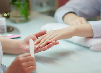Paznokcie niczym diament – jak utrwalić domowy manicure?